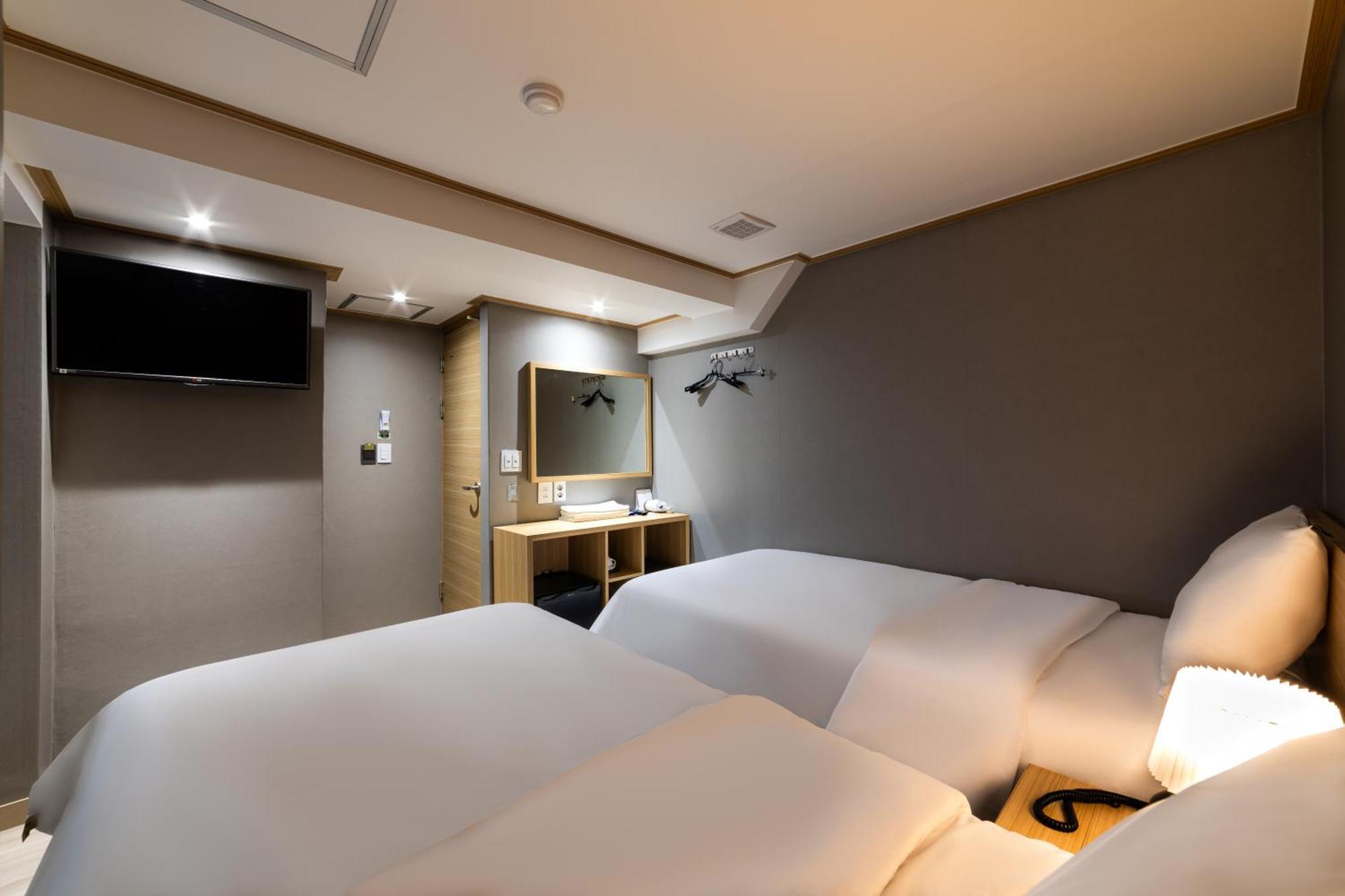 Hotel About 2*